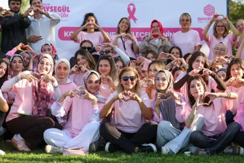 Bakırköy'de Meme Kanseri Farkındalığı: Pembe Tişörtle Yoga ve Voleybol