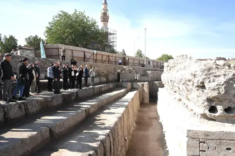 Larende Kazısında Orijinal Kapı Taşları Ortaya Çıktı