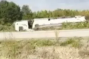 Düzce'de benzinli tanker devrildi, sürücü yaralandı