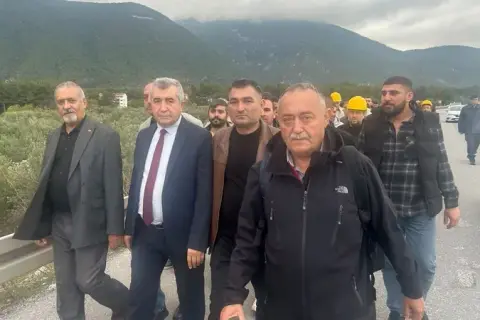 Soma'da madenciler yürüdü: Jandarma engeli, CHP'li Saraç yolu açtı