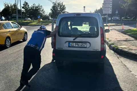 Kocaeli Zabıtası vatandaşa yardım etti: Yaşlı ve sürücü kurtarıldı