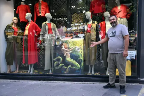 Tarsus'ta dükkan vitrinleri sanat galerisine dönüştü