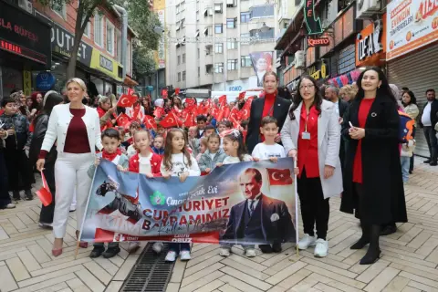 İzmit'te 29 Ekim coşkunu minikler bayrakla yaşadı
