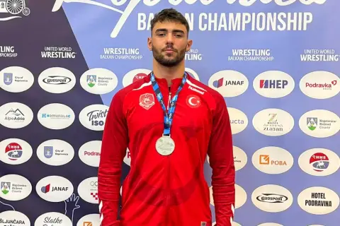 İzmirli Muhammed Emin Uyumaz, Balkan Güreş Şampiyonası'nda gümüş madalya kazandı