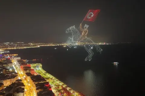 İzmir'de 103. Yıl: Bin dron gökyüzüne Atatürk'ü çizdi