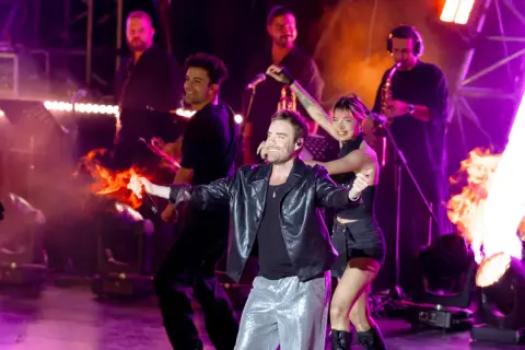 Murat Dalkılıç'ın yılın son konserine konuk Burcu Güneş