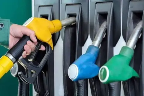 Benzine litre başına 4,30 TL indirim: Yeni fiyat 79,60 TL