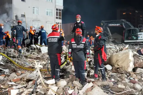 Maltepe göçüğünde 5 ölü: Son beden 06.15'te çıkarıldı