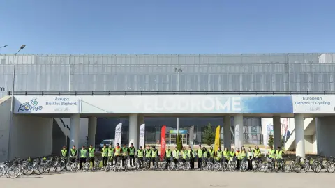 Konya'da gençler velodromda bisiklet kültürü keşfetti
