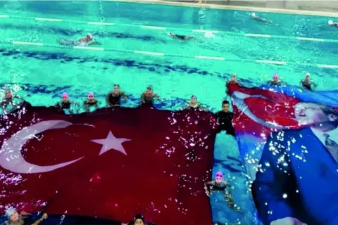 Uzunköprü'de havuzda 29 Ekim coşkusu