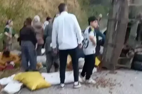 Düzce'de işçi taşıyan traktör devrildi: 11 yaralı
