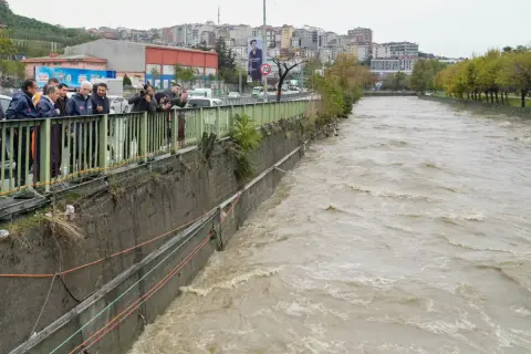Vali Davut Gül, Kağıthane’de sağanak yağış sonrası incelemelerde bulundu