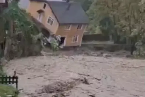 Sapanca'da taşkın dere 2 katlı evi yuttü: Köprüler yıkıldı