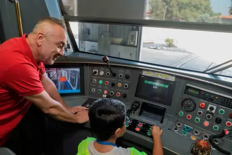 8 yaşındaki Emirhan'ın metro hayali doğum gününde gerçek oldu
