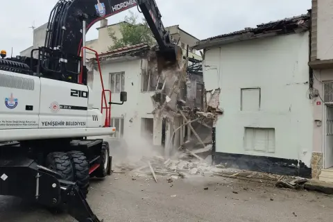 Bursa Yenişehir'de metruk binalar tek tek yıkılıyor