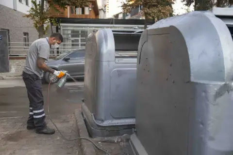 Bornova'da çöp konteynerleri yıkayıp boyandı