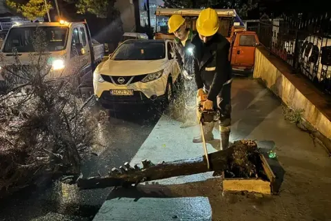 Beylikdüzü'nde sel felaketi: 350 personel gece boyu savaştı