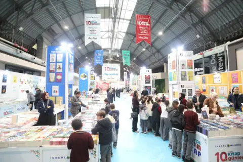 İnegöl'de 10. Kitap Günleri Fuarı Açıldı, İlk Gün Öğrencilerden Dolu