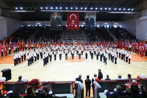103 öğretmenin gösterisiyle İnegöl'de 29 Ekim coşkusu
