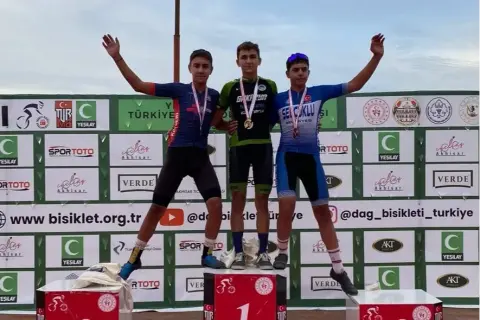 Sakarya'nın genç pedalları 42 madalyayla sezonu taçlandırdı