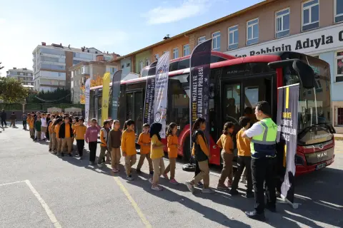 Nezaket Otobüsü: 7 okulda 2 bin 220 öğrenciye trafik dersi