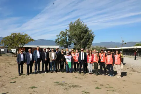 Edremit'te öğrenciler fidan dikti, hayvanları ziyaret etti