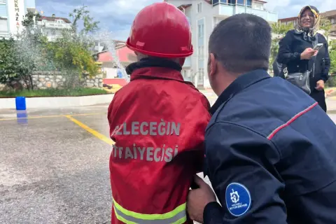 Minikler itfaiye araçlarını inceledi, yangın bilinci kazandı