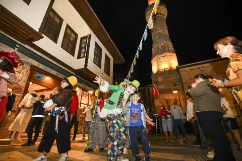Antalya'da 15 ülke 20 şehir: Kaleiçi karnaval oldu