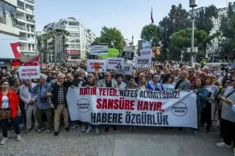 İzmir'de basın özgürlüğü için büyük halk desteği