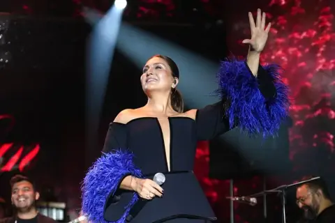 Sibel Can sezon açılışında 'Kıyamam'ı 3 kez söyledi