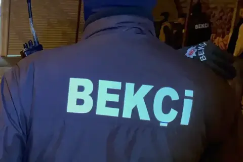 Okul önünde bekçi veliyi ayağından vurdu