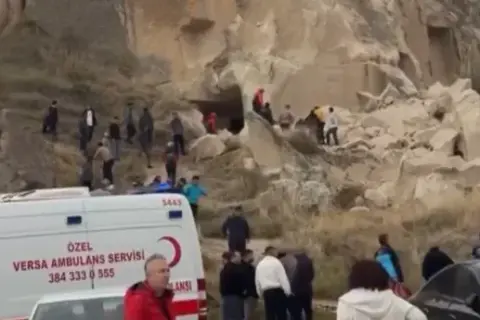 Kapadokya'da peribacası çöktü: Turistler yaralandı