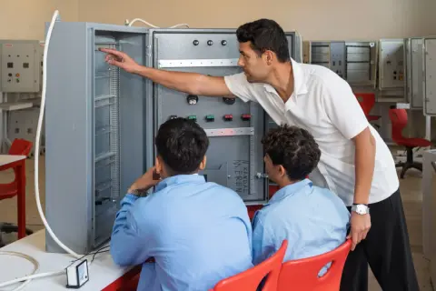 İşte İzmir'de 3 haftada öğretmen oldu, şimdi derste