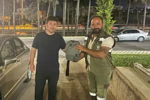 Temizlikçi 400 Bin TL'lik Çantayı Polise Teslim Etti