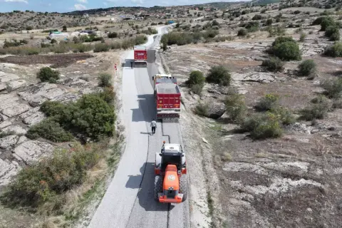 Kula'da 35 km yol yenileniyor: 20 km bitti, 10 gün hedef