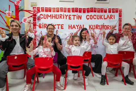 Bornova'da 29 Ekim kutlamaları çocuklarla başladı