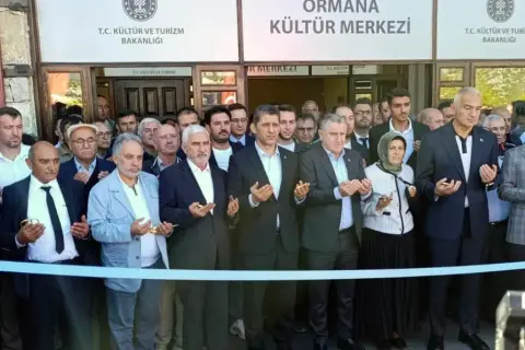 Talas Başkanı Yalçın, Bakanlarla İbradı'da açılış yaptı