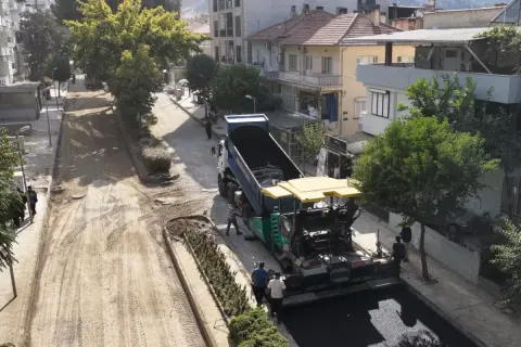 Salihli'de Ferah Caddesi'ne 3 bin ton asfalt: 1.300 metre yenileniyor