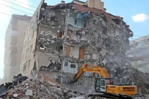 Deprem öldürmez, binalar öldürür: İzmir'den acil uyarı