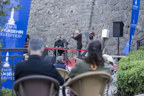Şato Kütüphanesi'nde flütle sonbahar notaları