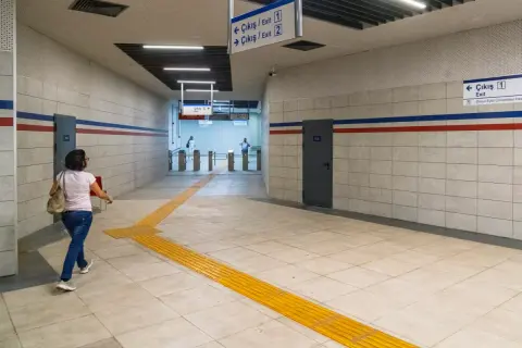 İzmir Metrosu’ndan Dokuz Eylül Hastanesi’ne kesintisiz yaya tüneli açıldı