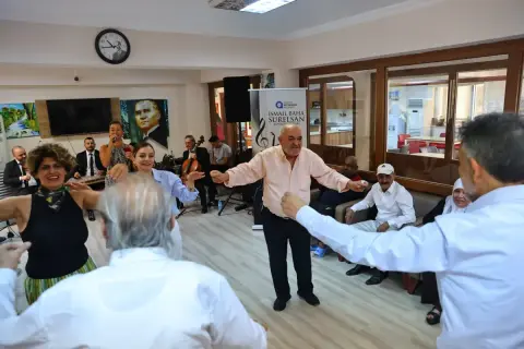 Antalya'da yaşlılara müzik ve yemekli sürpriz