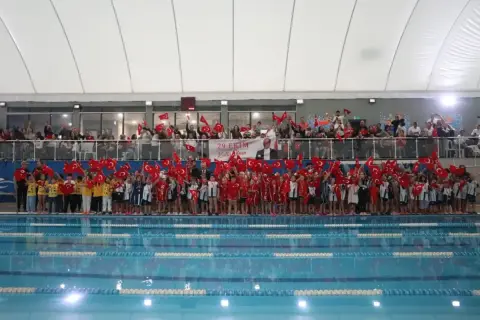 İzmit'te 125 minik sporcu Cumhuriyet Bayramı'nda yüzdü