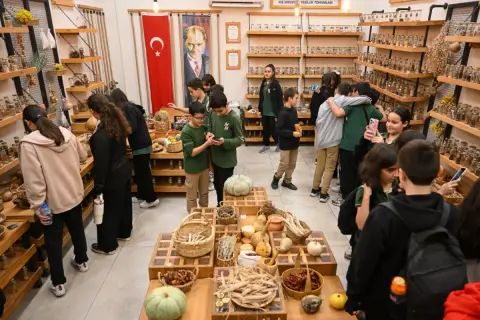 Bornova'da öğrenciler tohum merkeziyi keşfetti, civciv hediye aldı