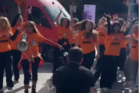 Yonca Evcimik LÖSEV için Bağdat Caddesi'ni durdurdu