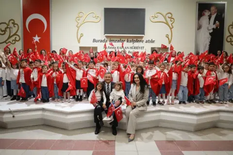 İzmit'te minikler 103. yılda Cumhuriyet'i kutladı