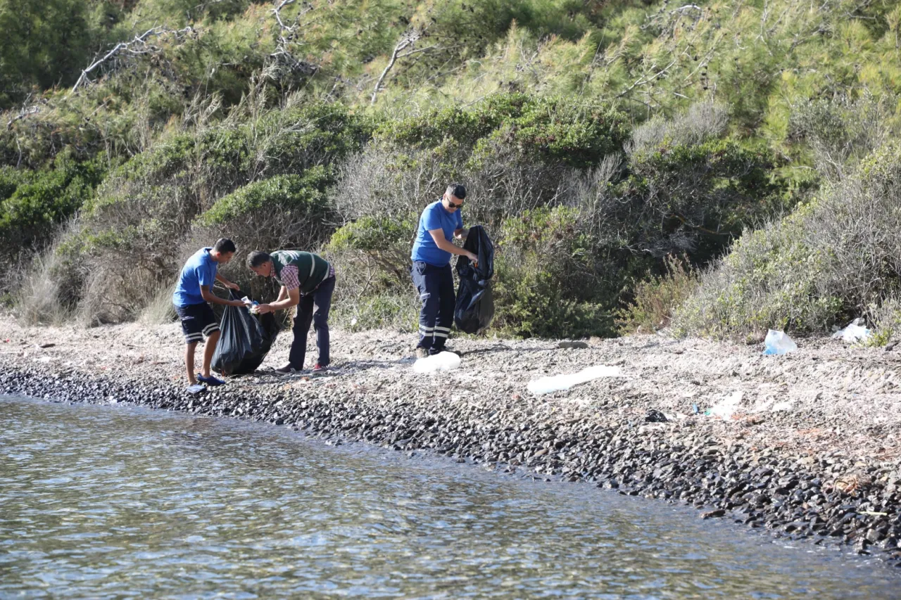 Muğla'da Gökova ve Göcek koylarında kıyı temizliği yapıldı
