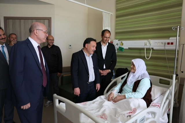 Kayseri Valisi Çiçek hastalarla bayramlaştı