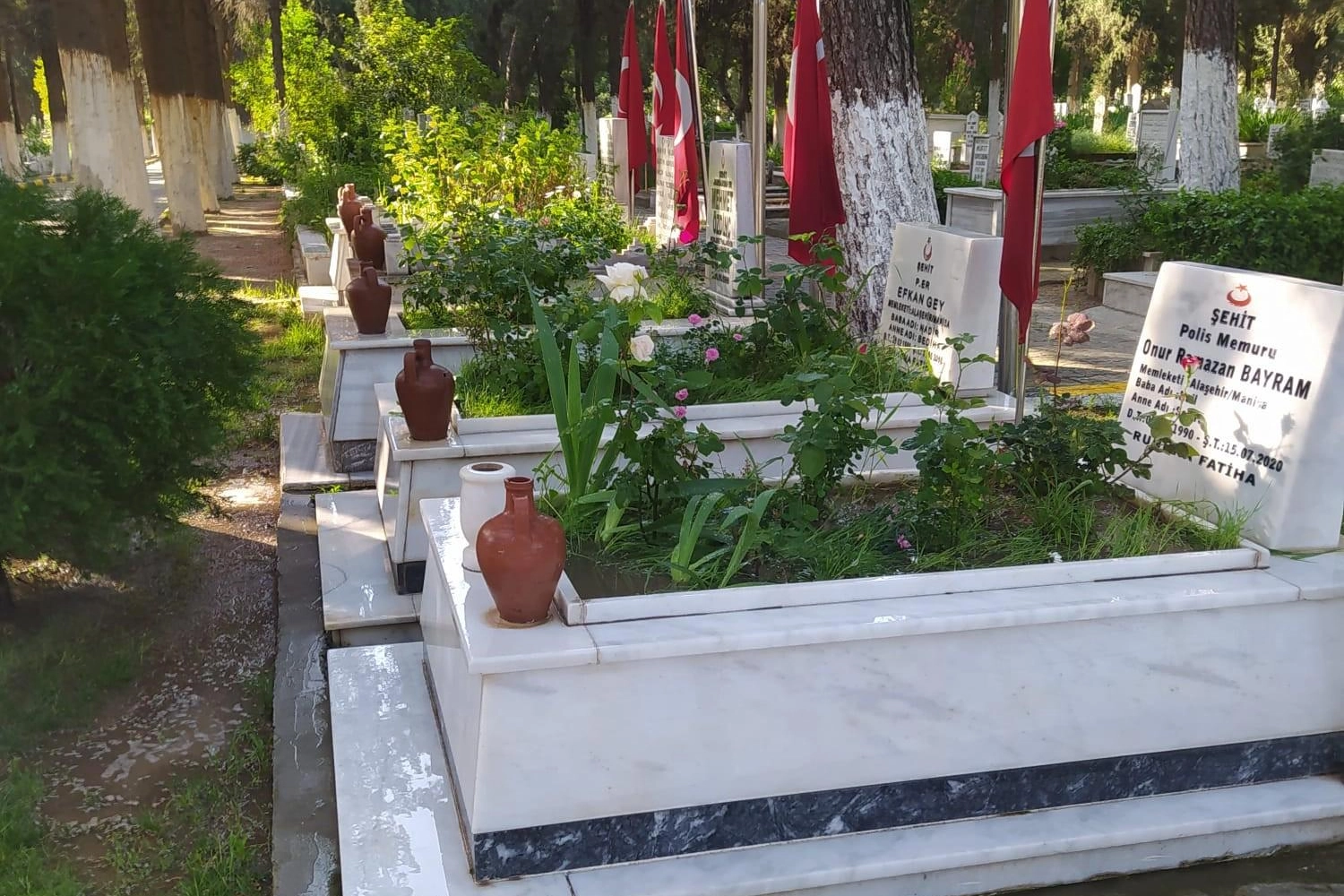 Manisa'daki mezarlıklar bayrama hazır