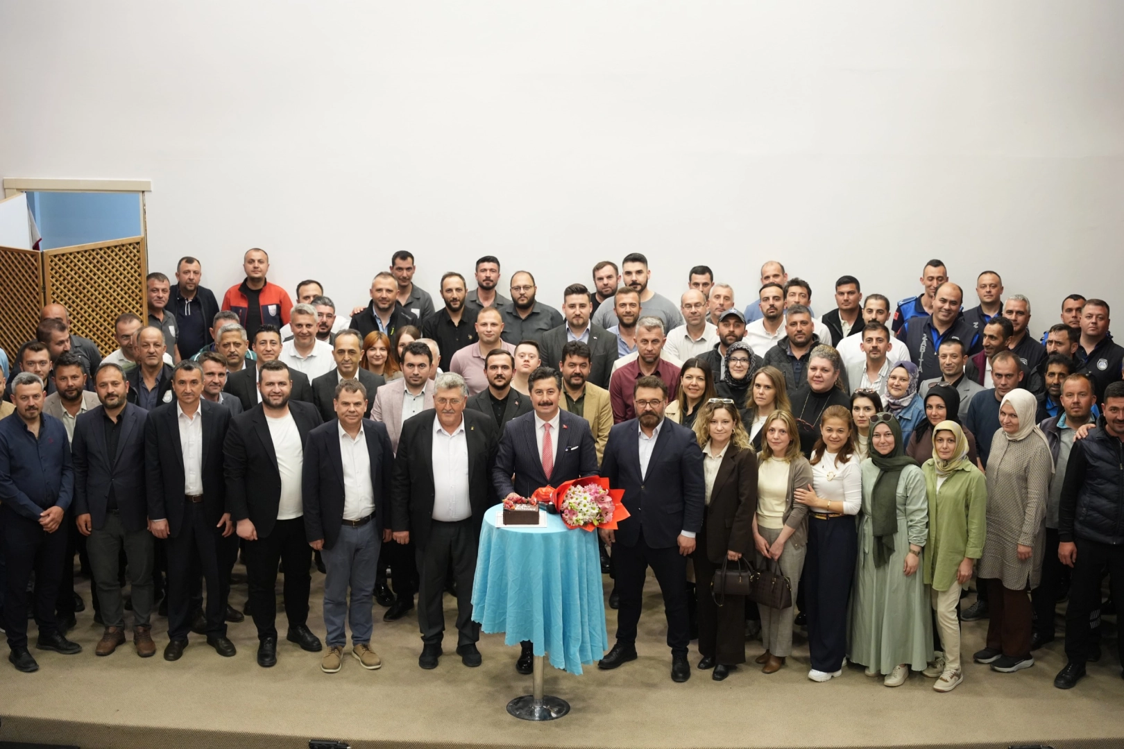 Bursa Yenişehir'de bayramlaşmada Başkan Özel'e doğum günü sürprizi